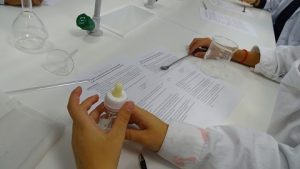 Preparando disoluciones en el laboratorio de Física y Química en 2º de E.S.O. 