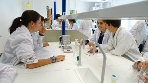 Preparando disoluciones en el laboratorio de Física y Química en 2º de E.S.O. 