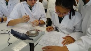 Preparando disoluciones en el laboratorio de Física y Química en 2º de E.S.O. 