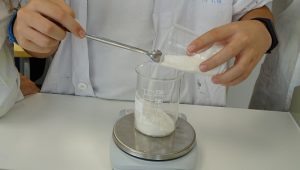 Preparando disoluciones en el laboratorio de Física y Química en 2º de E.S.O. 
