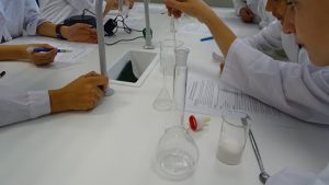Preparando disoluciones en el laboratorio de Física y Química en 2º de E.S.O. 