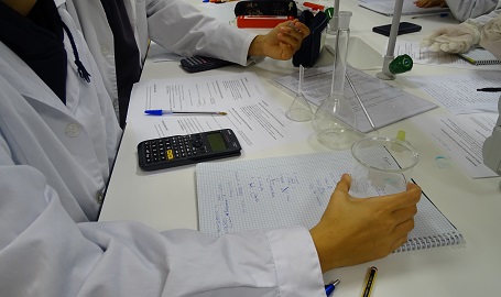 Aprender a preparar disoluciones en 1º de Bachillerato.