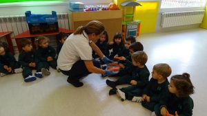 Haciendo zumo con frutas de otoño en Nursery 1 y 2. 