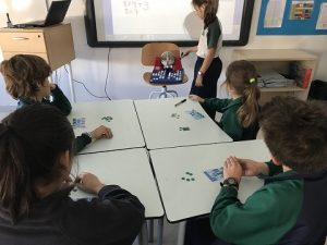 Repasando las tablas de multiplicar en 4º de Primaria jugando al bingo. 