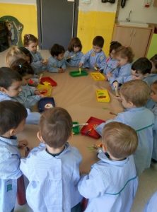 Los alumnos de Nursery 2 realizan el mural del otoño. 