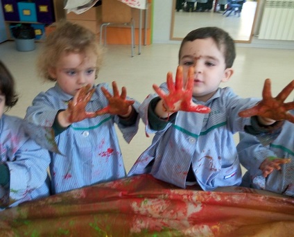 Los alumnos de Nursery 2 realizan el mural del otoño.