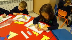 Haciendo tangram en 2º de Infantil