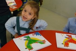 Haciendo tangram en 2º de Infantil