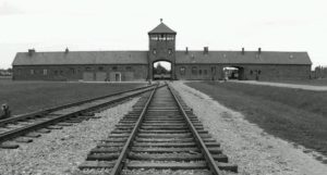 Visita de los alumnos de 1º de Bachillerato a la exposición sobre Auschwitz