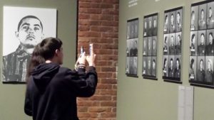 Visita de los alumnos de 1º de Bachillerato a la exposición sobre Auschwitz