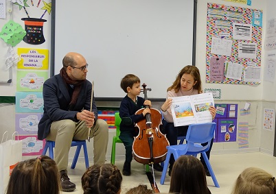 Alumno 3º de Infantil toca el Chelo a sus compañeros.