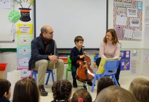 Alumno 3º de Infantil toca el Chelo a sus compañeros.