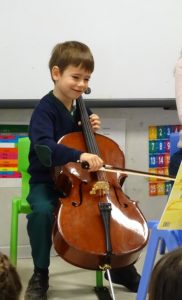 Alumno 3º de Infantil toca el Chelo a sus compañeros.