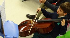 Alumno 3º de Infantil toca el Chelo a sus compañeros.