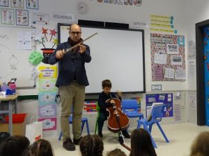 Alumno 3º de Infantil toca el Chelo a sus compañeros.