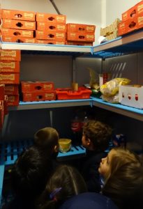 Alumnos de 3º de Infantil conocen las instalaciones de cocina.