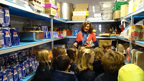 Alumnos de 3º de Infantil conocen las instalaciones de cocina.
