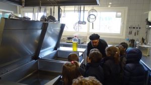 Alumnos de 3º de Infantil conocen las instalaciones de cocina.