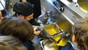 Alumnos de 3º de Infantil conocen las instalaciones de cocina.