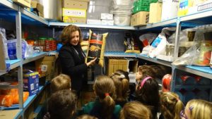 Alumnos de 3º de Infantil conocen las instalaciones de cocina.