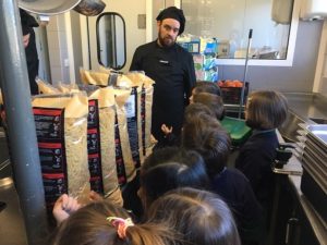 Alumnos de 3º de Infantil conocen las instalaciones de cocina.
