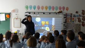Trabajando las profesiones en clase de Chino en 2º de Infantil.