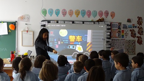 Trabajando las profesiones en clase de Chino en 2º de Infantil.
