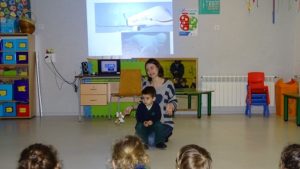 Explicando sus profesiones a los alumnos de 1º de Infatil