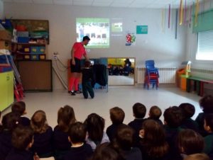 Explicando sus profesiones a los alumnos de 1º de Infatil