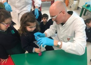 Explicando sus profesiones a los alumnos de 1º de Infatil