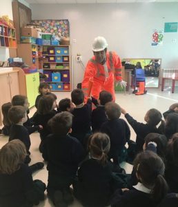 Explicando sus profesiones a los alumnos de 1º de Infatil