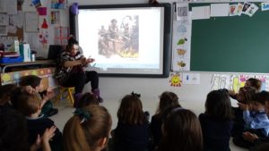 Pintando con Rocas en 2º de Infantil.