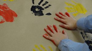 Pintando con Rocas en 2º de Infantil.