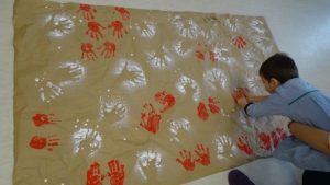 Pintando con Rocas en 2º de Infantil.