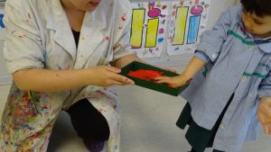 Pintando con Rocas en 2º de Infantil.