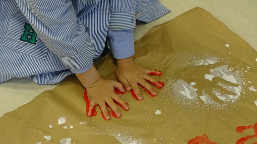 Pintando con Rocas en 2º de Infantil.