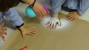 Pintando con Rocas en 2º de Infantil.