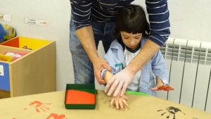 Pintando con Rocas en 2º de Infantil.