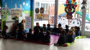 Celebramos la asamblea en Nursery 2