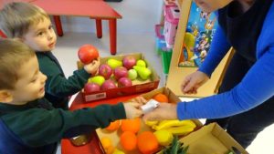 Haciendo la compra en Nursery 2
