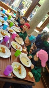Alumnos de 2º y 3º de Infantil en la Granja Escuela