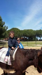 Alumnos de 2º y 3º de Infantil en la Granja Escuela