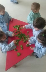 Mural de la primavera con espinacas en Nursery 1