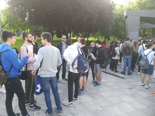 2º DE BACHILLERATO REALIZANDO LA PRUEBA DE LA EVAU