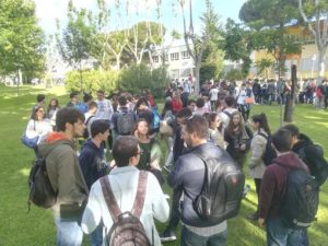 2º DE BACHILLERATO REALIZANDO LA PRUEBA DE LA EVAU
