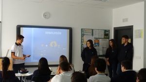 Alumnos de 1º de Bachillerato explican la economía mixta y alternativa