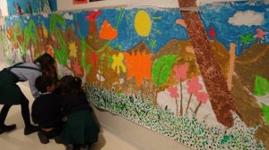 Decorando los pasillos, alumnos de 2º de Primaria
