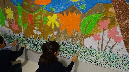 Decorando los pasillos, alumnos de 2º de Primaria