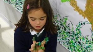 Decorando los pasillos, alumnos de 2º de Primaria