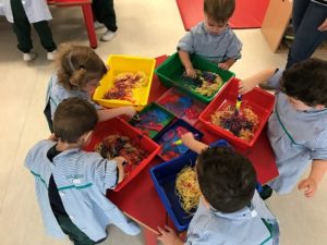 Pintando gusanos de colores en Nursery 2